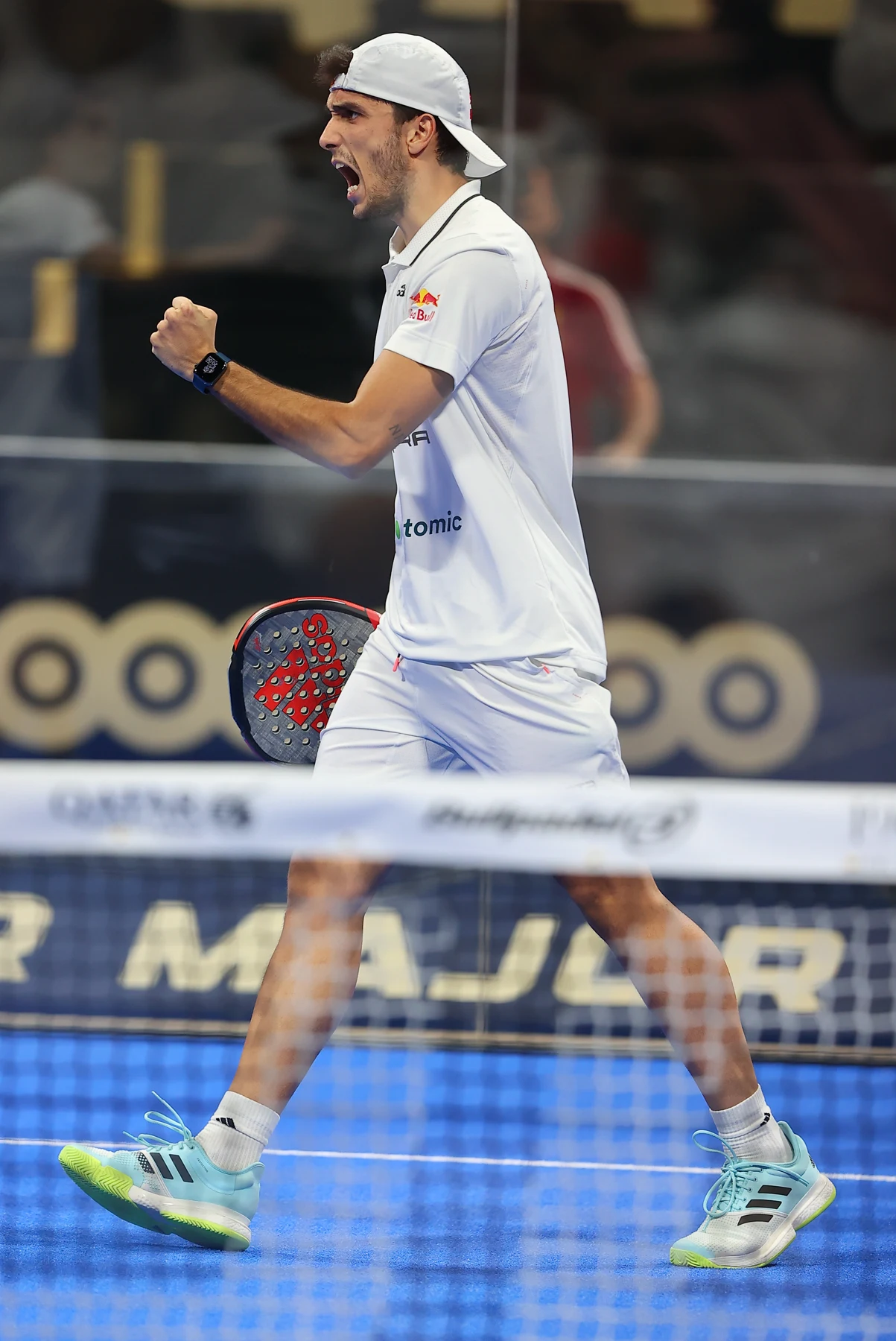 Alejandro Galán sul campo da padel con la racchetta in mano