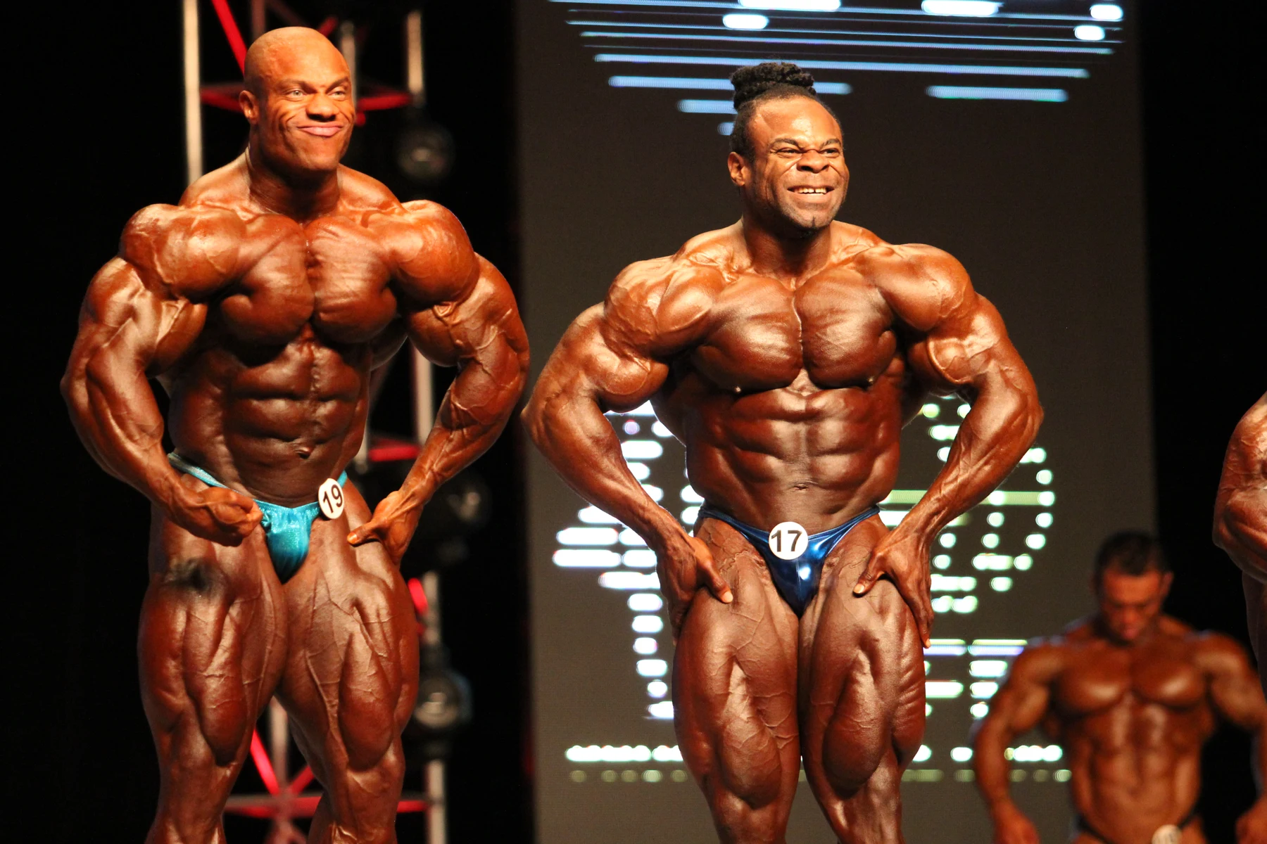 Phil Heath e Kai Greene in posa sul palco del Mr. Olympia 2012