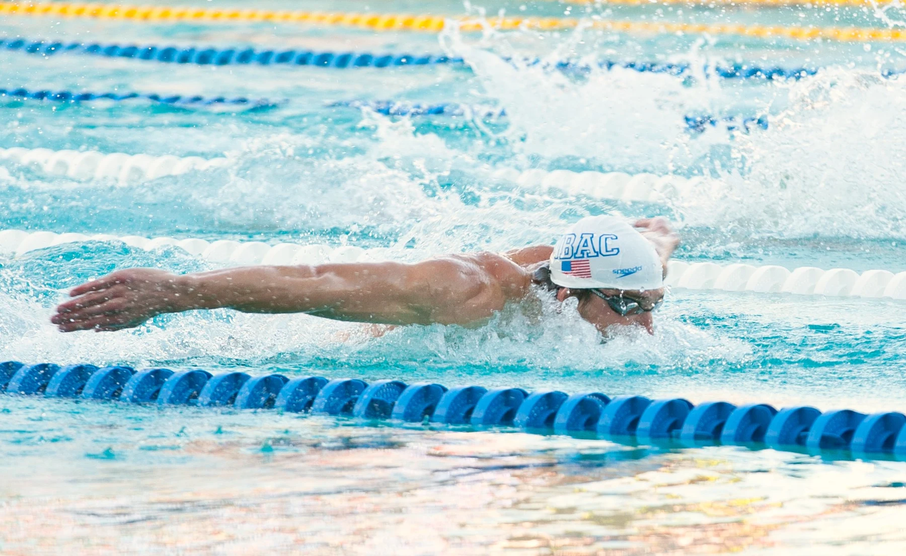 Michael Phelps nuota a farfalla durante una gara
