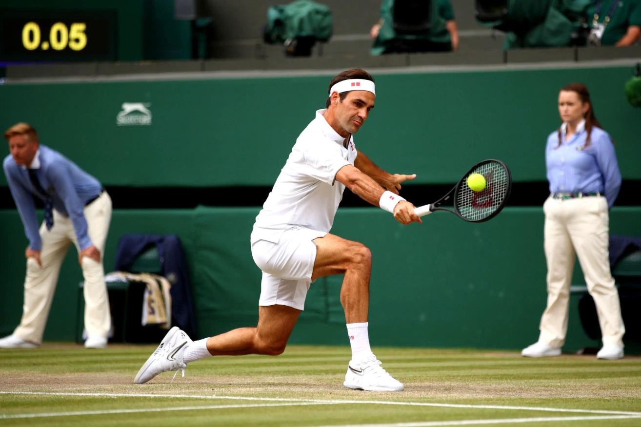 Roger Federer esegue un rovescio durante la finale di Wimbledon 2019