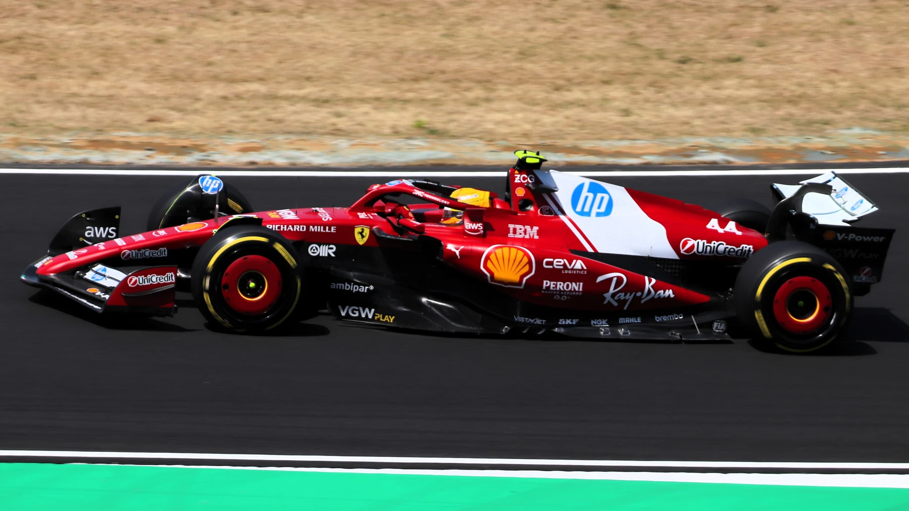 Lewis Hamilton guida la Ferrari SF-25 durante le prove libere del Gran Premio del Giappone 2025
