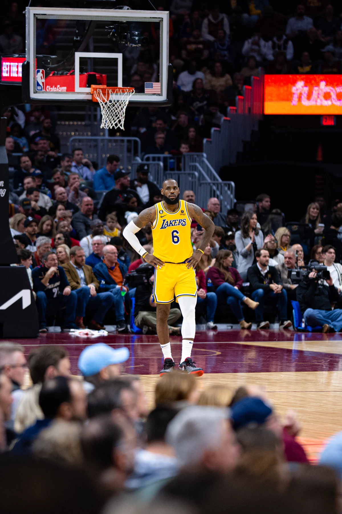 LeBron James sul parquet con la divisa dei Los Angeles Lakers