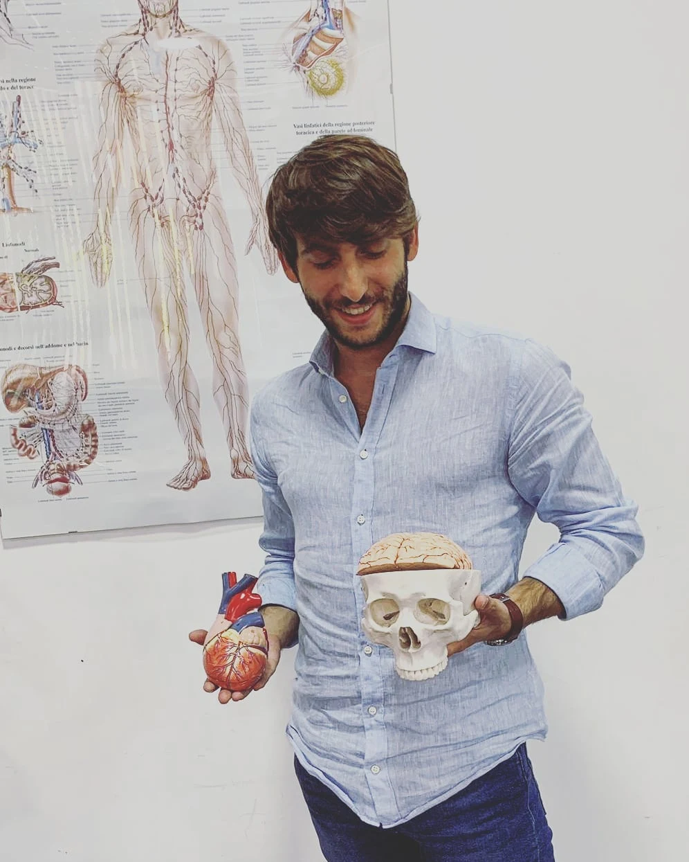 Matteo Ingardia con modelli anatomici di cranio e cuore