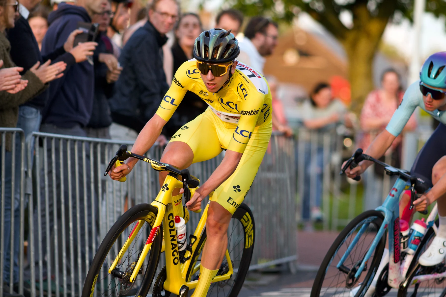 Tadej Pogačar pedala in maglia gialla durante la Profronde van Surhuisterveen 2024