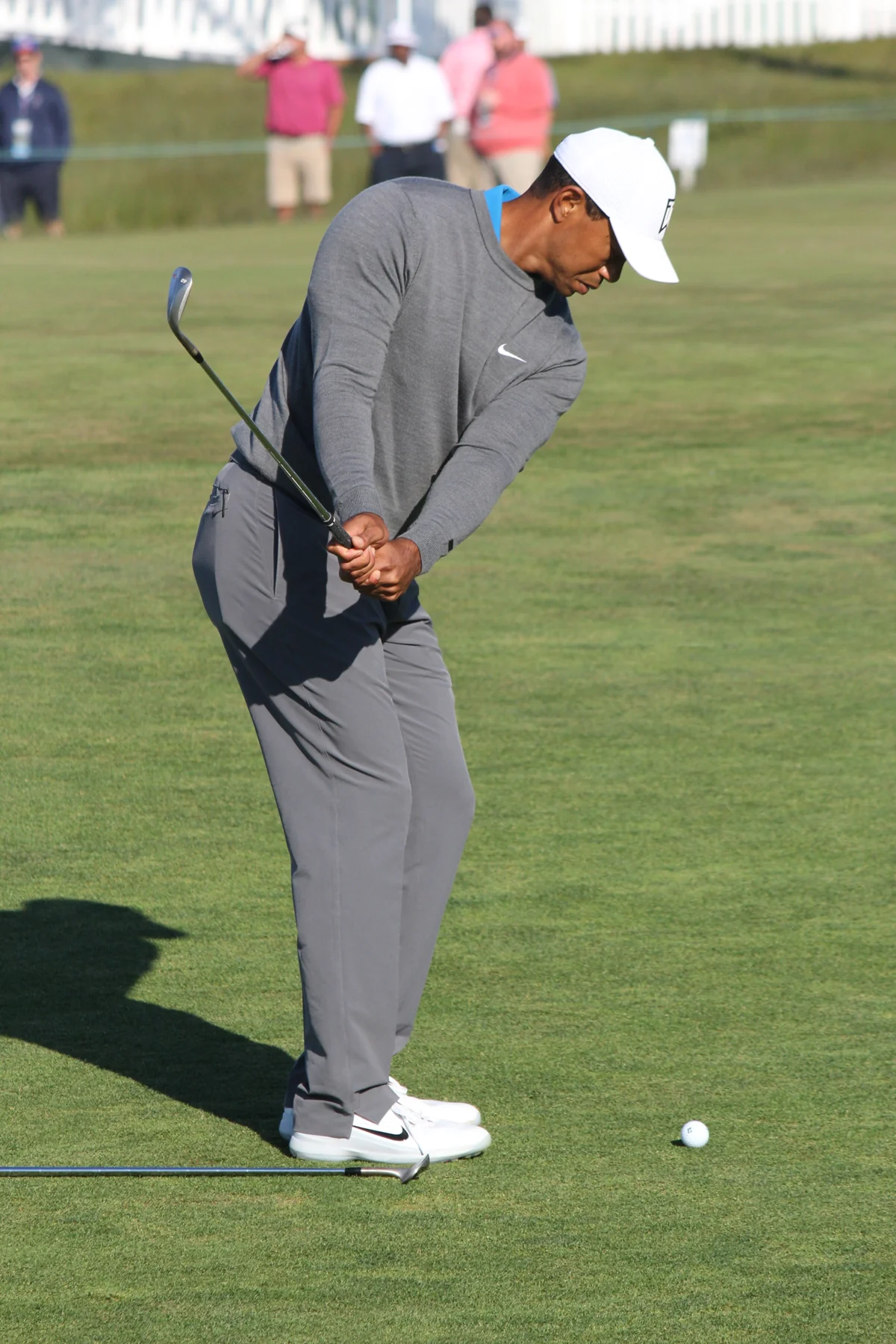 Tiger Woods esegue un colpo sul campo dello US Open 2018